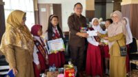 Wakil Ketua DPRD PALI Firdaus Hasbullah bersama Siswa SD Negeri 17 Talang Ubi penerima penghargaan nasional berfoto bersama usai penyerahan bantuan apresiasi, Senin (15/12/2025).