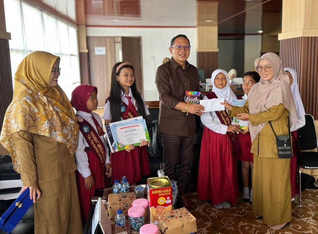 Wakil Ketua DPRD PALI Firdaus Hasbullah bersama Siswa SD Negeri 17 Talang Ubi penerima penghargaan nasional berfoto bersama usai penyerahan bantuan apresiasi, Senin (15/12/2025).