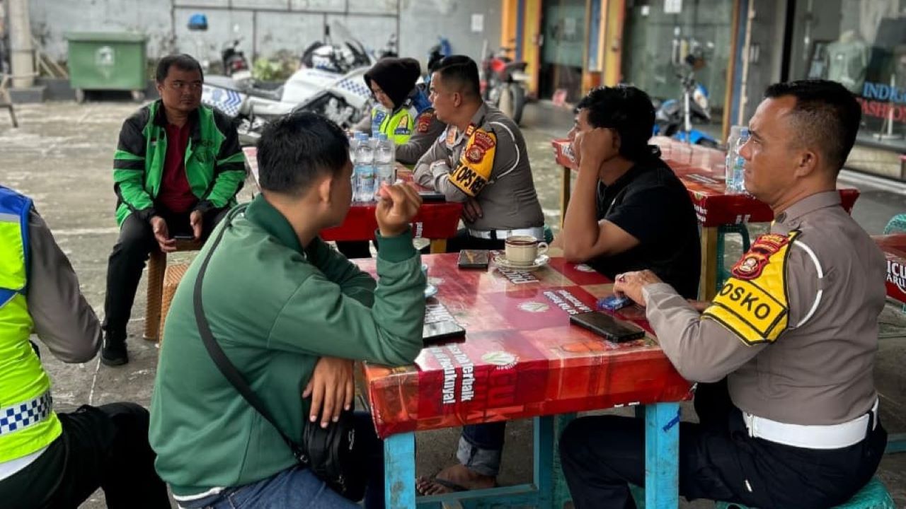 Kebersamaan Satlantas dan Ojol Lubuk Linggau dalam Operasi Keselamatan, Source: Polres Lubuk Linggau