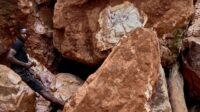 Para penambang bekerja keras di sebuah tambang koltan di Rubaya, Republik Demokratik Konggo, tempat yang kaya akan mineral strategis namun juga menjadi saksi bisu tantangan eksploitasi dan konflik. Source: Miners work at the D4 Gakombe coltan mining quarry in Rubaya, DRC [File: Moses Sawasawa/AP]
