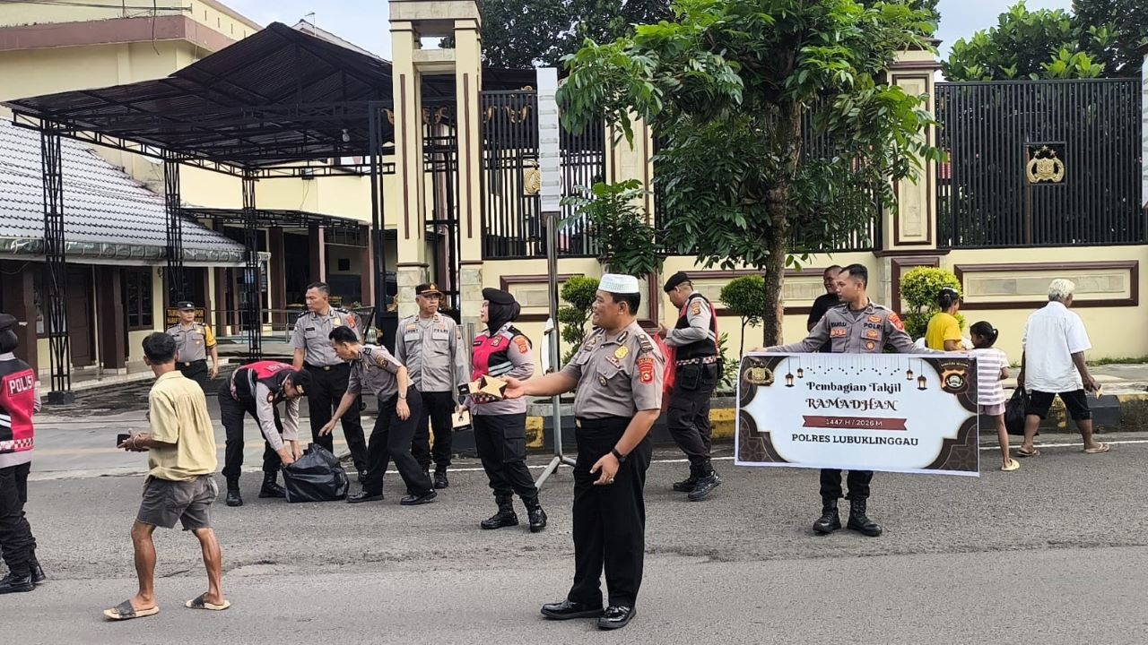 Polres Lubuk Linggau Bagikan Takjil Gratis untuk Pengguna Jalan di Yos Sudarso Polres Lubuk Linggau Bagikan Takjil Gratis untuk Pengguna Jalan di Yos Sudarso
