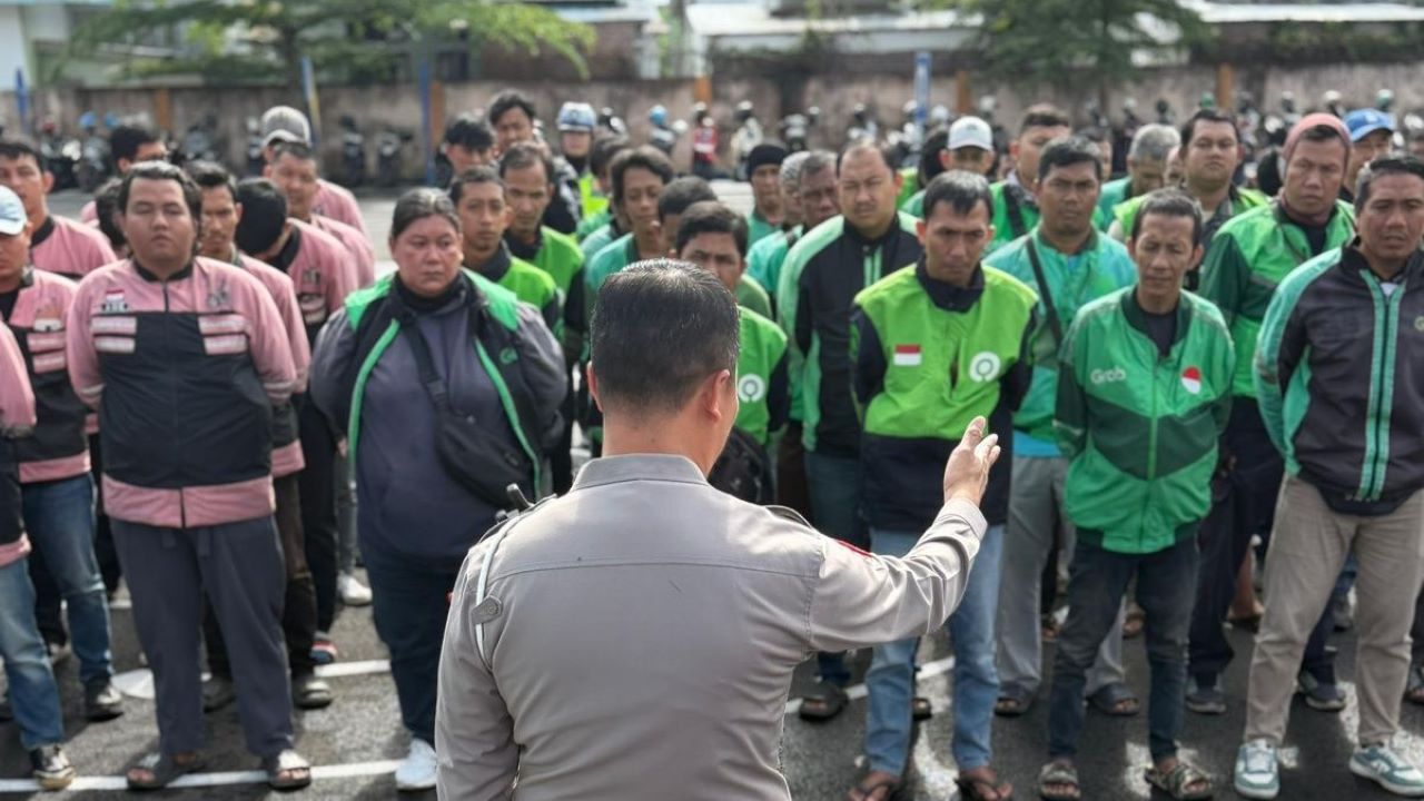 Satlantas Polres Lubuk Linggau Bagikan Bingkisan dan Edukasi Keselamatan untuk Ojol Satlantas Polres Lubuk Linggau Bagikan Bingkisan dan Edukasi Keselamatan untuk Ojol