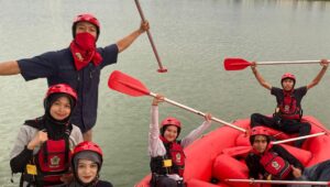 Aksi BRIMPALS FH UMP Bersihkan Danau OPI Jakabaring di Hari Bumi 2026