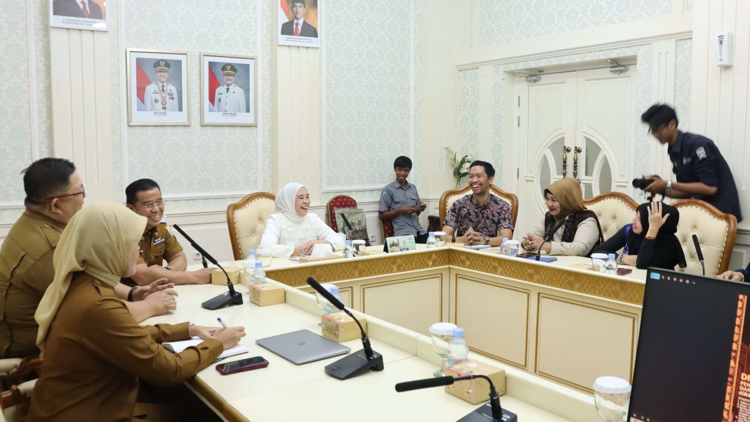 Ketua TP PKK Palembang Dewi Sastrani menerima audiensi SATAPA di Ruang Rapat II Setda Palembang, Selasa, 14 April 2026. (Foto: Kominfo Palembang)