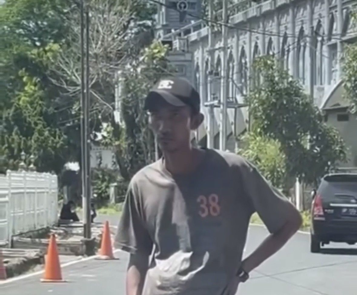 Tangkapan layar video yang memperlihatkan seorang pria diduga juru parkir liar menghadang kendaraan di kawasan Kambang Iwak dekat SD Kartika Palembang. Foto: Sosmed Tangkapan layar video yang memperlihatkan seorang pria diduga juru parkir liar menghadang kendaraan di kawasan Kambang Iwak dekat SD Kartika Palembang. Foto: Sosmed