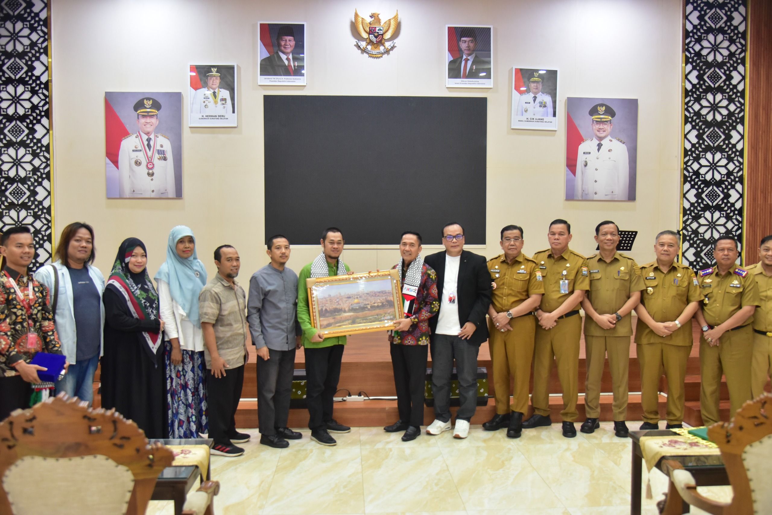 Ratu Dewa Bersama Manajemen Qupro Indonesia Bahas Konser Amal Wali Band untuk Palestina Ratu Dewa Bersama Manajemen Qupro Indonesia Bahas Konser Amal Wali Band untuk Palestina