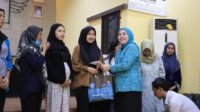 Dewi Sastrani Serahkan Bantuan PMT untuk Ibu Hamil Risiko Stunting di Ilir Timur I
