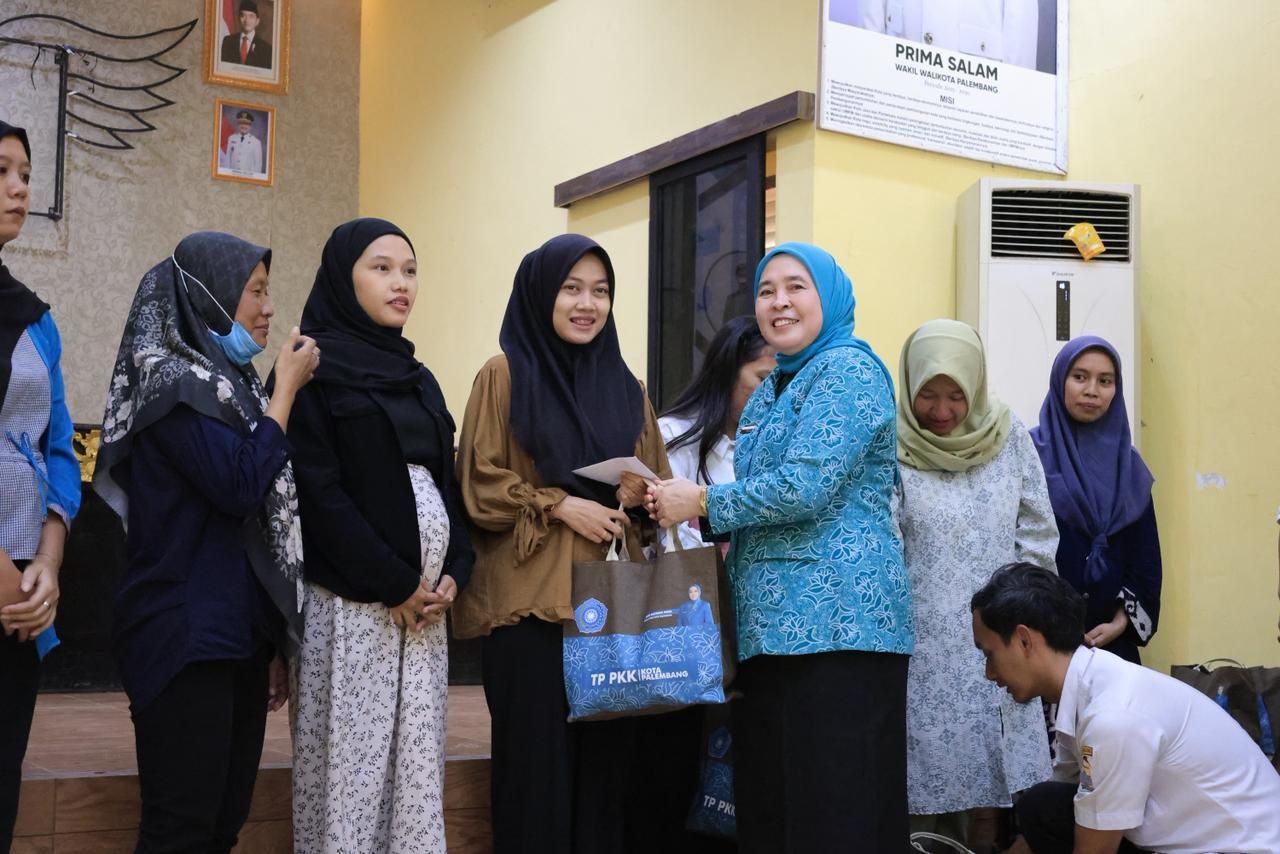 Dewi Sastrani Serahkan Bantuan PMT untuk Ibu Hamil Risiko Stunting di Ilir Timur I Dewi Sastrani Serahkan Bantuan PMT untuk Ibu Hamil Risiko Stunting di Ilir Timur I