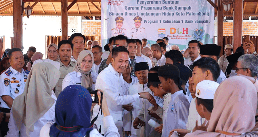 Ratu Dewa Serahkan Bantuan Sarpras untuk 25 Bank Sampah di Palembang