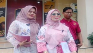 Dr. Conie Pania Putri dan tim penasihat hukumnya saat mendatangi markas Polda Sumsel untuk memperjuangkan keadilan.
