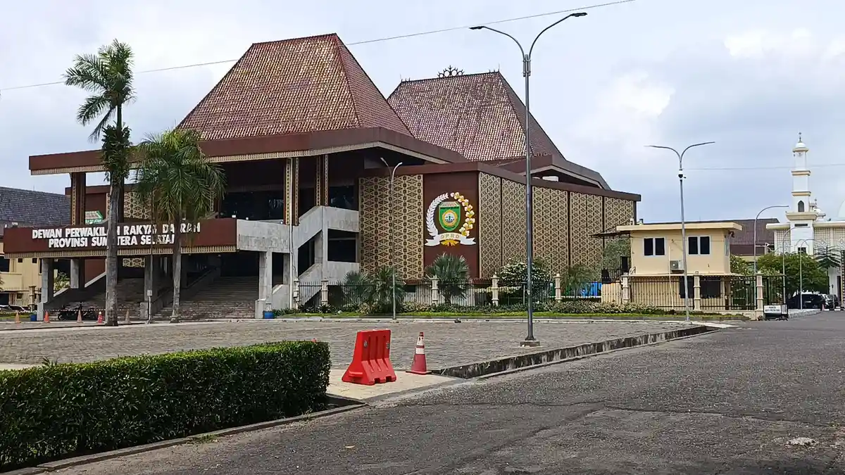 Posko Pengaduan SPMB 2026 - Gedung Kantor DPRD Sumsel, Foto: Ist Posko Pengaduan SPMB 2026 - Gedung Kantor DPRD Sumsel, Foto: Ist
