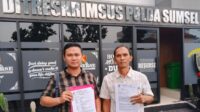 Kuasa Hukum Muhammad Ikrom SH (kemeja kotak-kotak) Dampingi Keluarga Pasien Laporkan Dugaan Malapraktik RSUD Tulus Ayu OKU Timur ke Polda Sumsel
