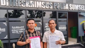 Kuasa Hukum Muhammad Ikrom SH (kemeja kotak-kotak) Dampingi Keluarga Pasien Laporkan Dugaan Malapraktik RSUD Tulus Ayu OKU Timur ke Polda Sumsel