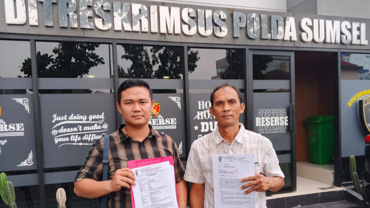 Keluarga Pasien Laporkan Dugaan Malapraktik RSUD Tulus Ayu OKU Timur ke Polda Sumsel Kuasa Hukum Muhammad Ikrom SH (kemeja kotak-kotak) Dampingi Keluarga Pasien Laporkan Dugaan Malapraktik RSUD Tulus Ayu OKU Timur ke Polda Sumsel
