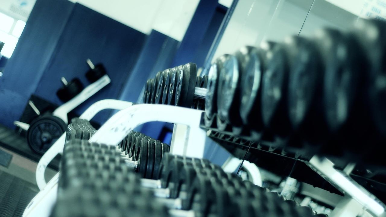 Panduan Cara Gym Pemula Tanpa Personal Trainer, Latihan Aman dan Efektif di Gym
