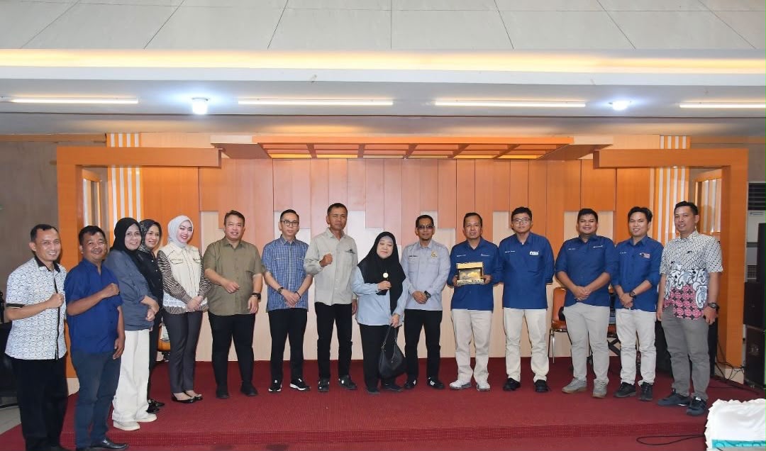 PT Bukit Asam (PTBA) Unit Pelabuhan Tarahan, Provinsi Lampung (menampilkan rombongan Komisi III DPRD Sumsel bersama manajemen PTBA di area pelabuhan atau depan kantor Unit Pelabuhan Tarahan.