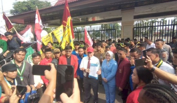 Gerbang Kantor DPRD Provinsi Sumatera Selatan, Palembang Gerbang Kantor DPRD Provinsi Sumatera Selatan, Palembang