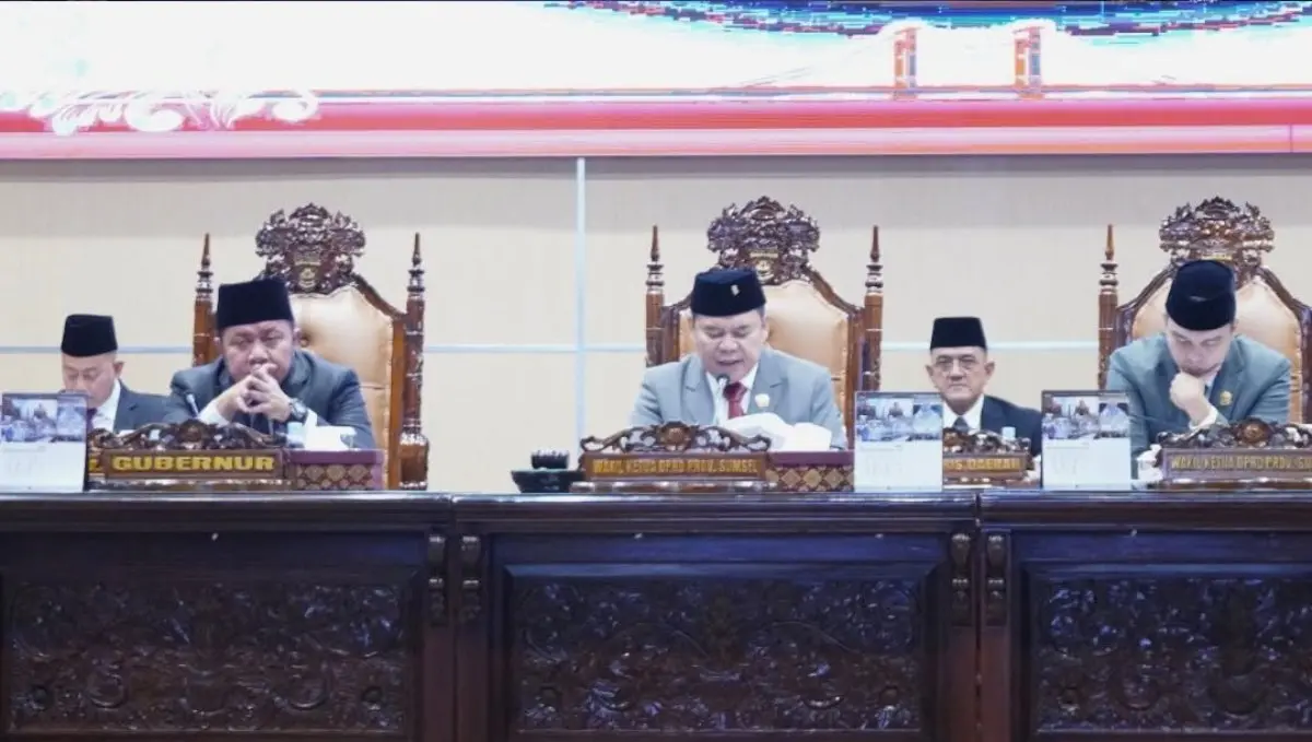 Dewan Perwakilan Rakyat Daerah (DPRD) Provinsi Sumatra Selatan (Sumsel) menggelar Rapat Paripurna ke-XXXVII (37) dengan agenda penyampaian penjelasan Gubernur terhadap Rancangan Peraturan Daerah (Raperda) Pertanggungjawaban Pelaksanaan APBD Provinsi Sumsel Tahun Anggaran 2025. Agenda penting ini berlangsung di Ruang Rapat Paripurna DPRD Sumsel, Palembang, Senin, 22 Juni 2026. Dewan Perwakilan Rakyat Daerah (DPRD) Provinsi Sumatra Selatan (Sumsel) menggelar Rapat Paripurna ke-XXXVII (37) dengan agenda penyampaian penjelasan Gubernur terhadap Rancangan Peraturan Daerah (Raperda) Pertanggungjawaban Pelaksanaan APBD Provinsi Sumsel Tahun Anggaran 2025. Agenda penting ini berlangsung di Ruang Rapat Paripurna DPRD Sumsel, Palembang, Senin, 22 Juni 2026.
