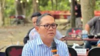 Wakil Ketua DPRD PALI, Firdaus Hasbullah, S.H., M.H., saat menyampaikan pandangan dan desakan tegas agar regulasi ganti rugi lahan direvisi total atau diserahkan ke daerah dalam konsolidasi bersama Rumah Singgah Aktivis (RSA) dan praktisi hukum Sumatera Selatan, Dhabi K Gumarya, SH., MH., di Agam Pisan Jilid 4 Cafe, Sukarami, Palembang, Kamis (30/7/2026). (Foto: Ist))