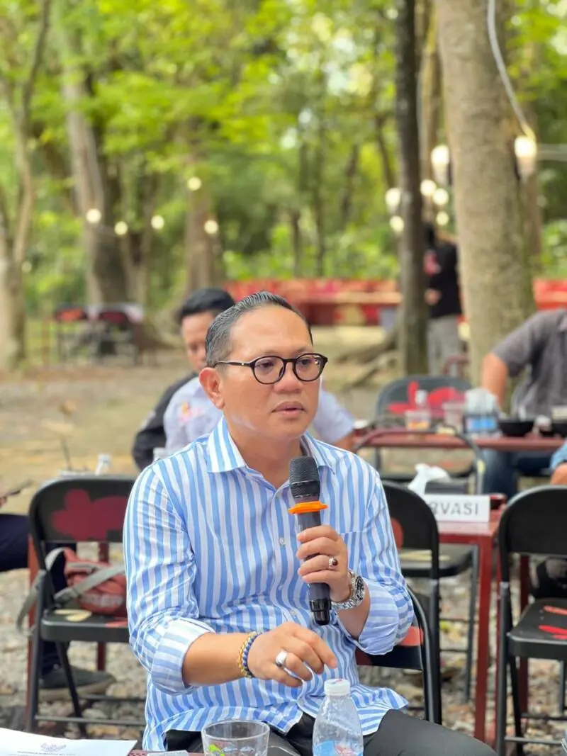 Wakil Ketua DPRD PALI, Firdaus Hasbullah, S.H., M.H., saat menyampaikan pandangan dan desakan tegas agar regulasi ganti rugi lahan direvisi total atau diserahkan ke daerah dalam konsolidasi bersama Rumah Singgah Aktivis (RSA) dan praktisi hukum Sumatera Selatan, Dhabi K Gumarya, SH., MH., di Agam Pisan Jilid 4 Cafe, Sukarami, Palembang, Kamis (30/7/2026). (Foto: Ist))